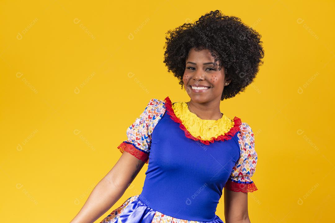 Linda mulher vestida com roupas típicas para uma Festa Junina.