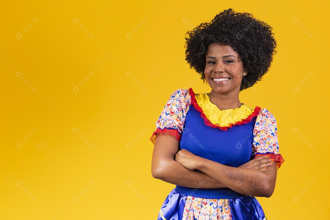 Linda mulher vestida com roupas típicas para uma Festa Junina.