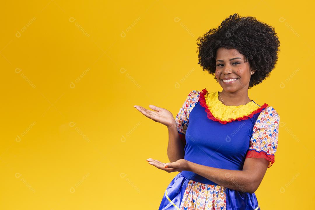 Linda mulher vestida com roupas típicas para uma Festa Junina.