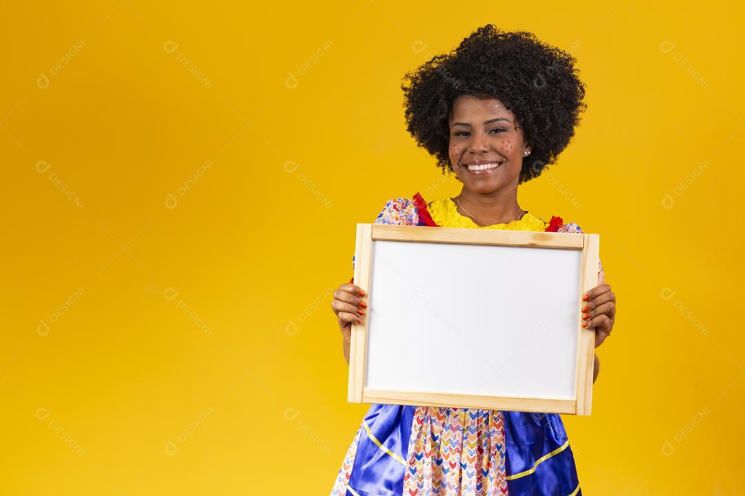 Linda mulher vestida com roupas típicas para uma Festa Junina.