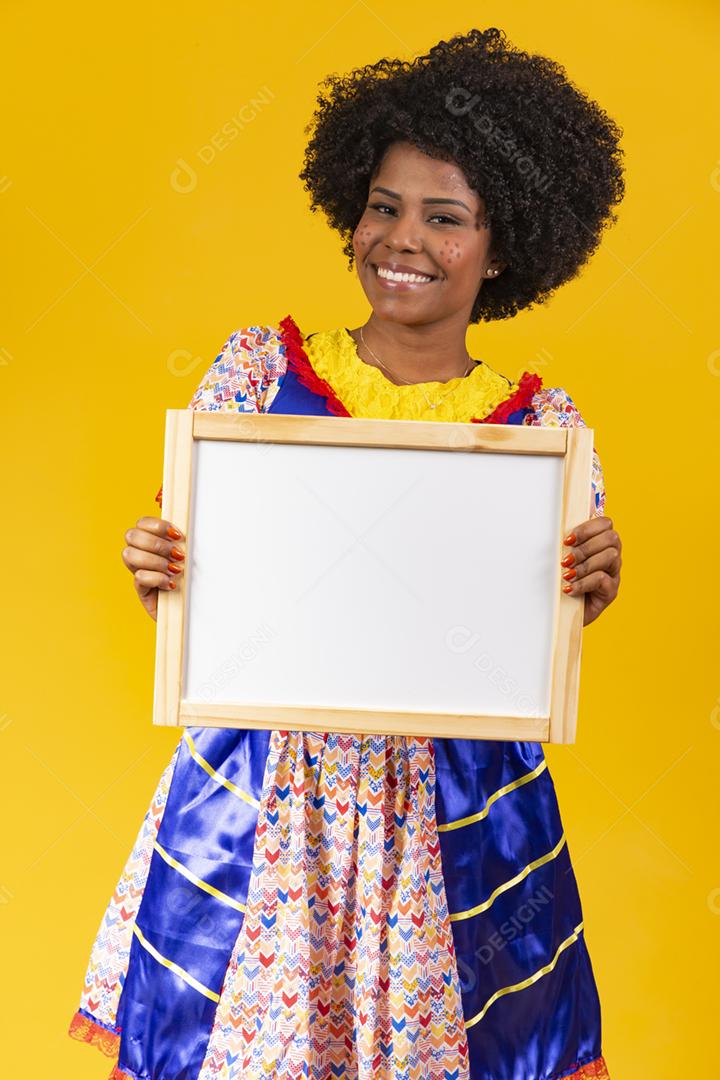 Linda mulher vestida com roupas típicas para uma Festa Junina.