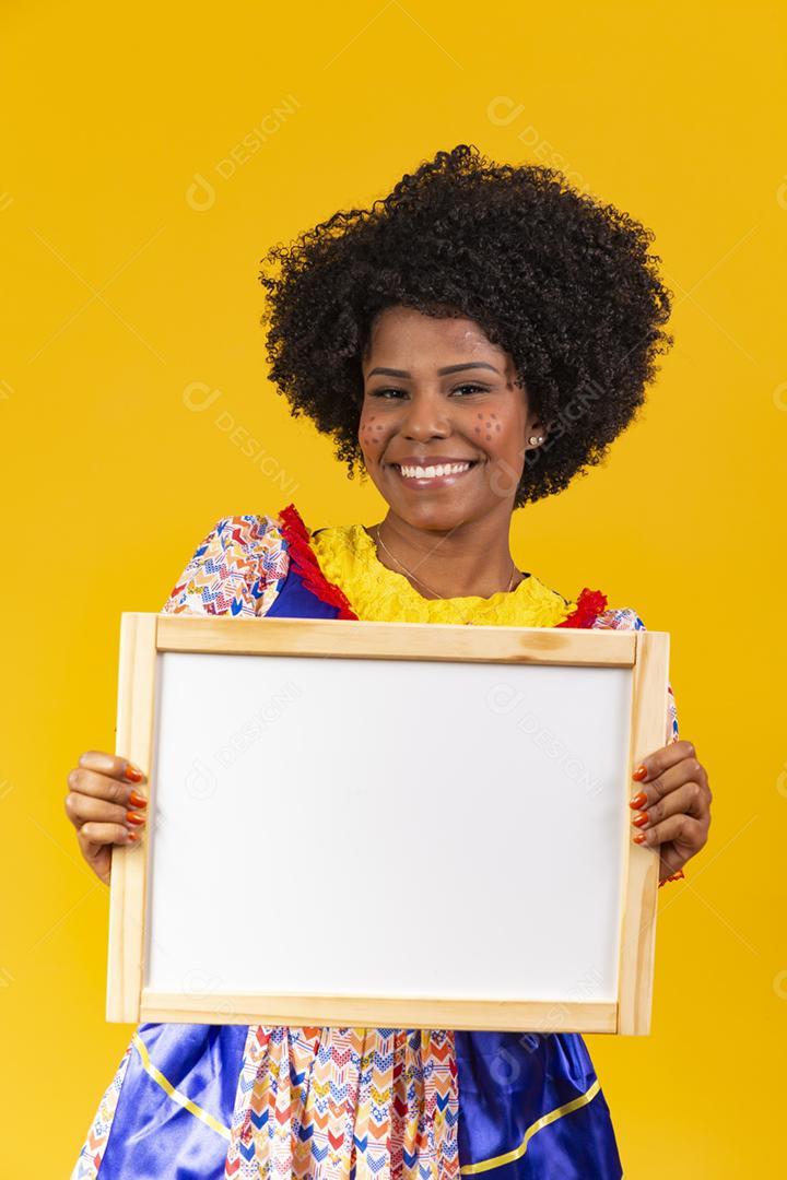 Linda mulher vestida com roupas típicas para uma Festa Junina.