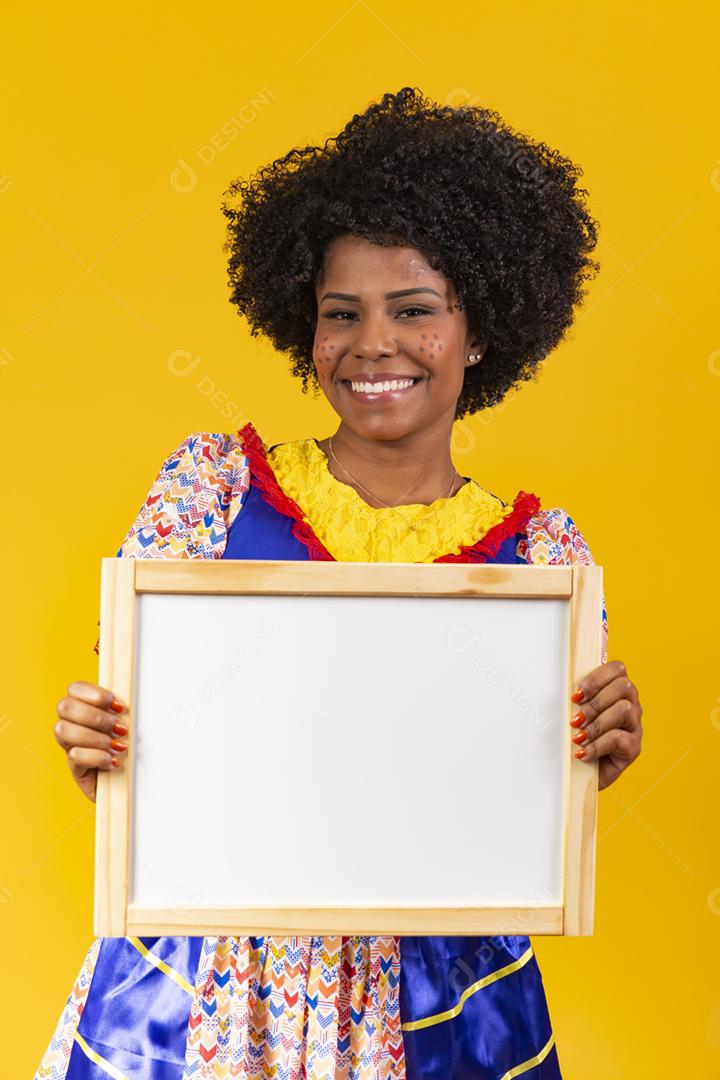 Linda mulher vestida com roupas típicas para uma Festa Junina.