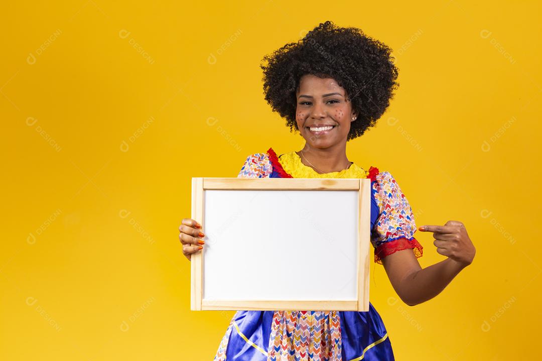 Linda mulher vestida com roupas típicas para uma Festa Junina.