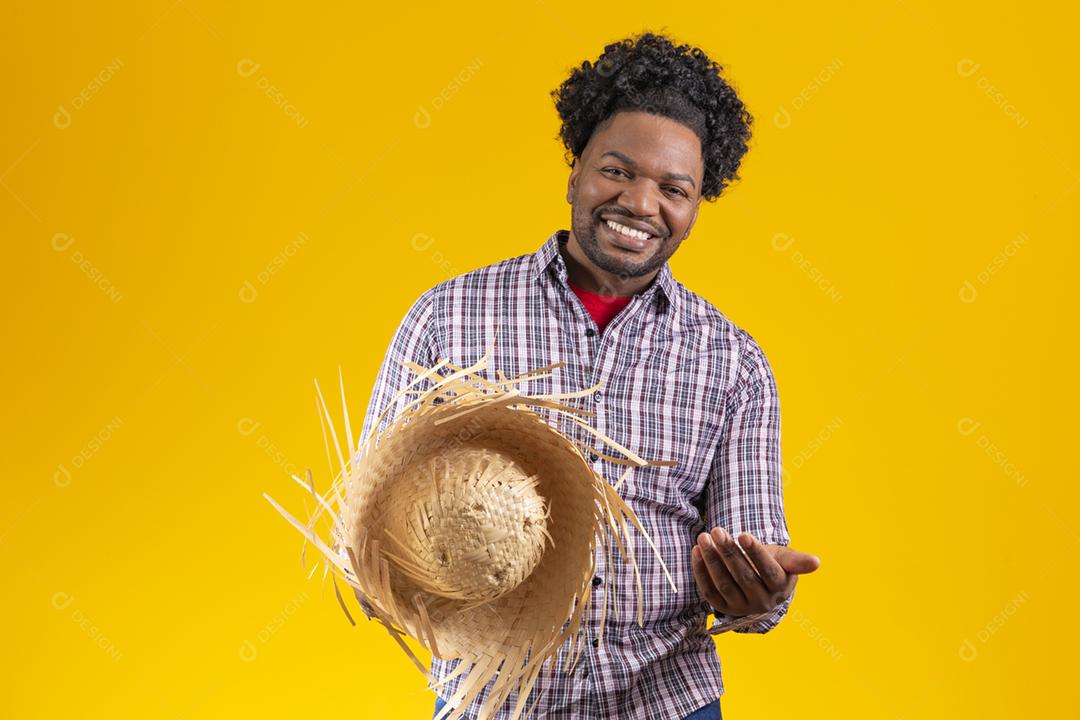 Homem afro vestido para a tradicional festa junina brasileira