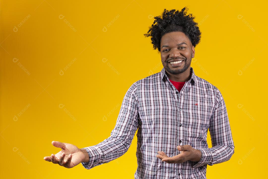 Homem afro vestido para a tradicional festa junina brasileira