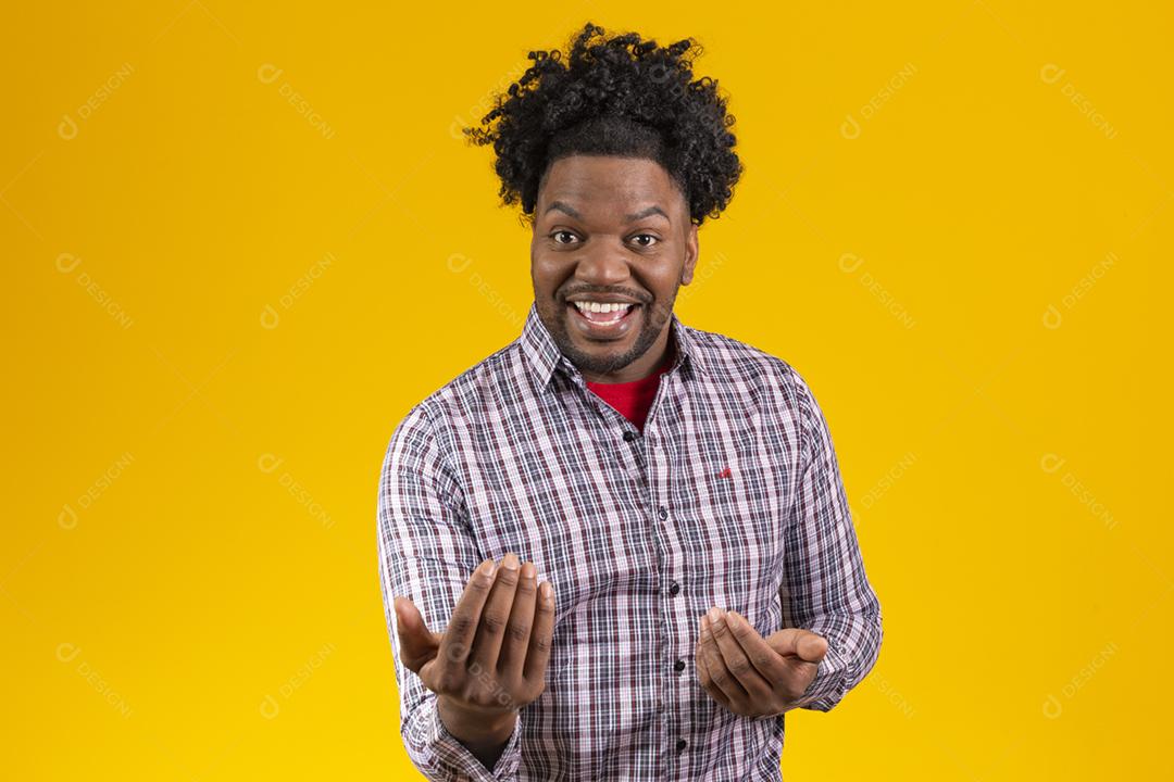 Homem afro vestido para a tradicional festa junina brasileira