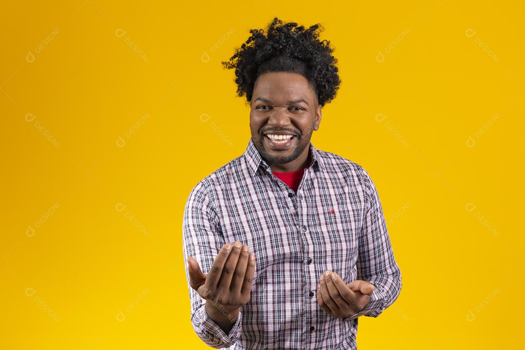 Homem afro vestido para a tradicional festa junina brasileira