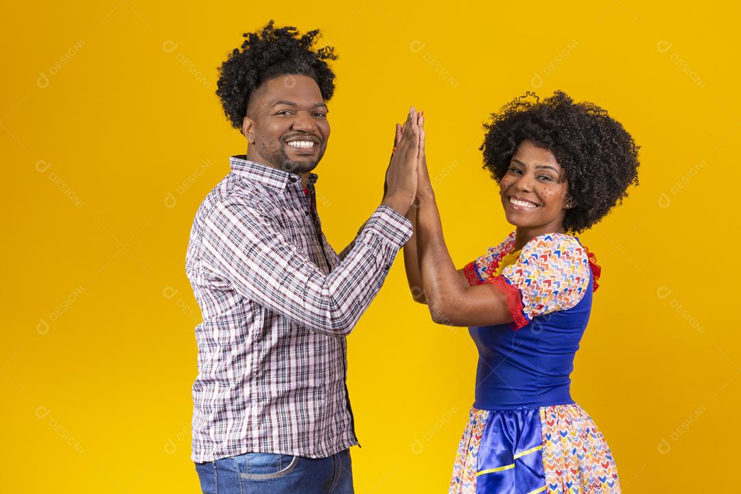 Casal brasileiro vestindo roupas tradicionais para a Festa Junina