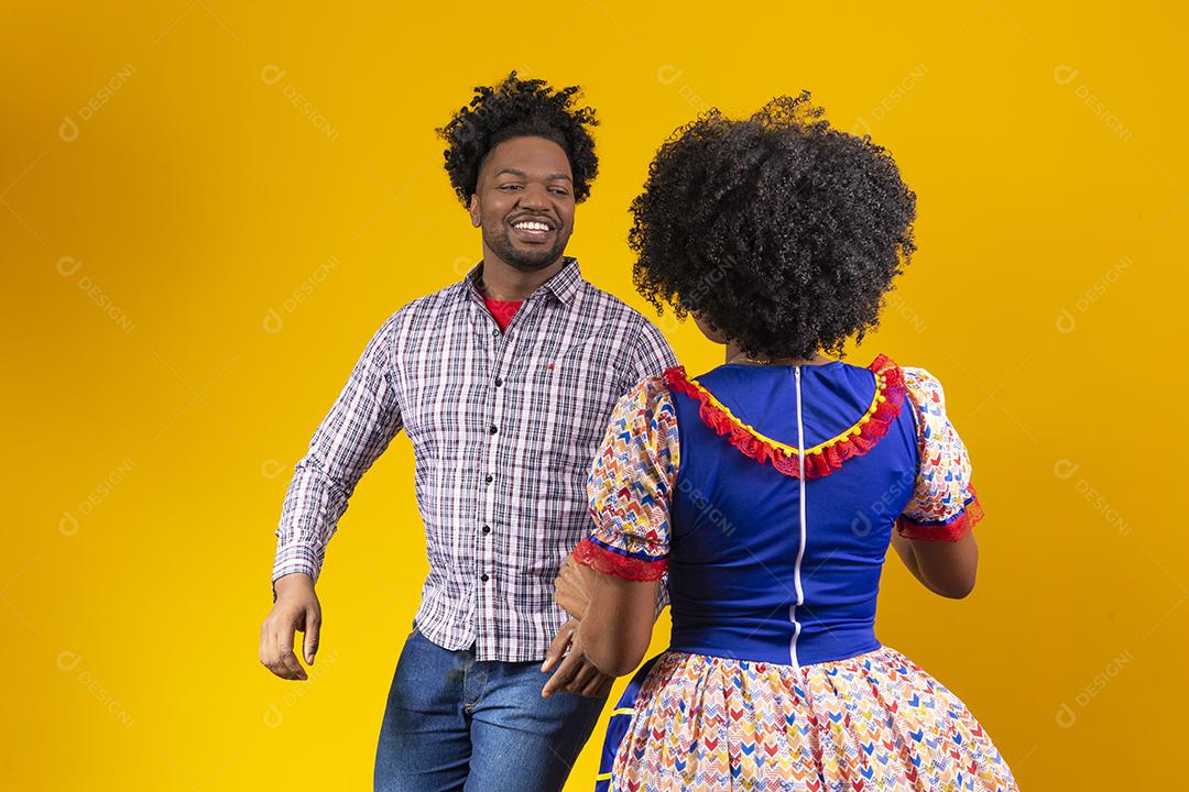 Casal Afro com cabelo afro e roupa de festa junina