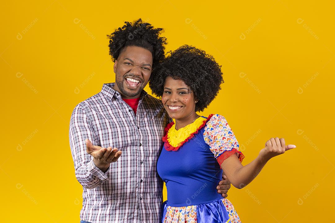 Casal Afro com cabelo afro e roupa de festa junina