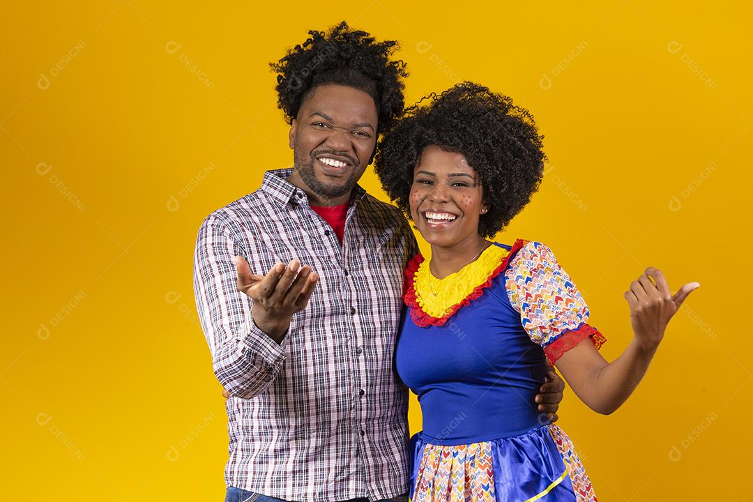 Casal Afro com cabelo afro e roupa de festa junina