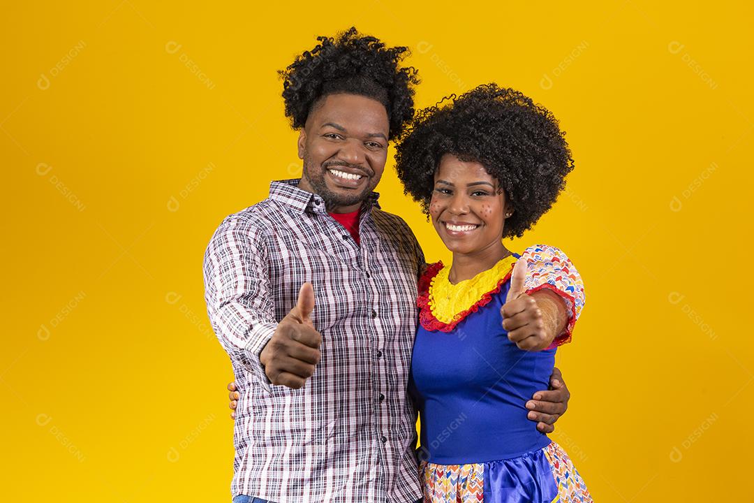 Jovem Casal Afro fazendo sinal de ok em fundo amarelo