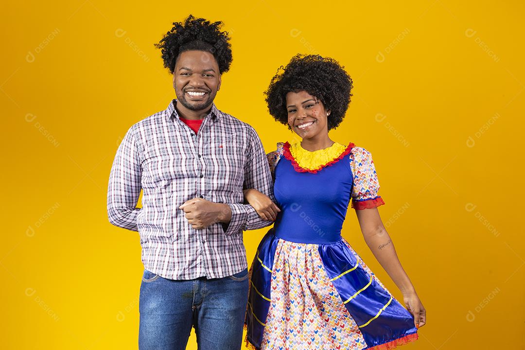 Casal Afro com cabelo afro e roupa de festa junina