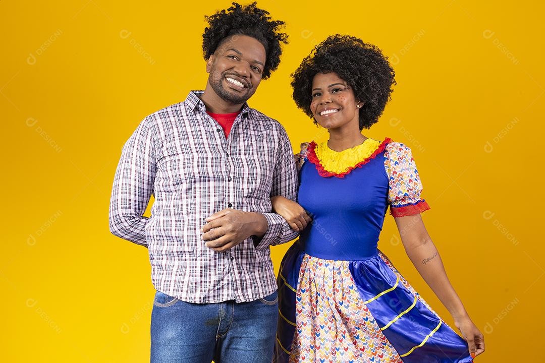 Casal Afro com cabelo afro e roupa de festa junina