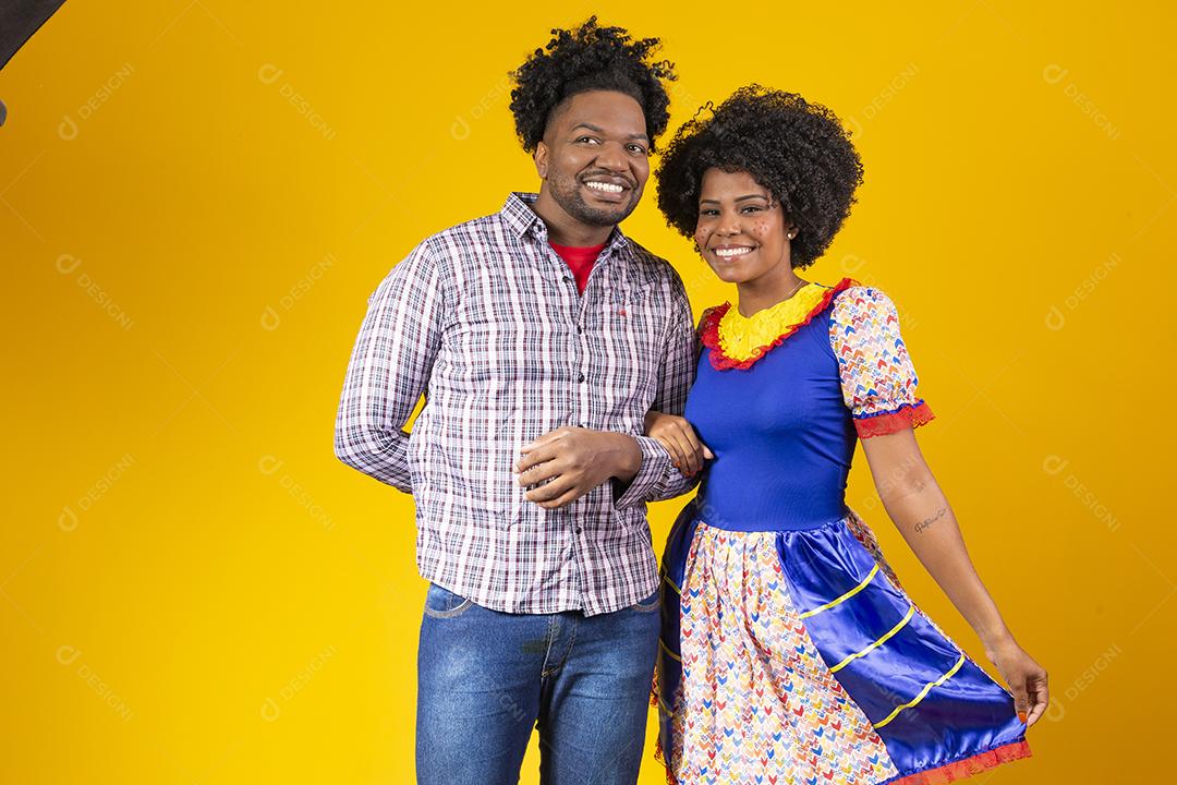 Casal Afro com cabelo afro e roupa de festa junina