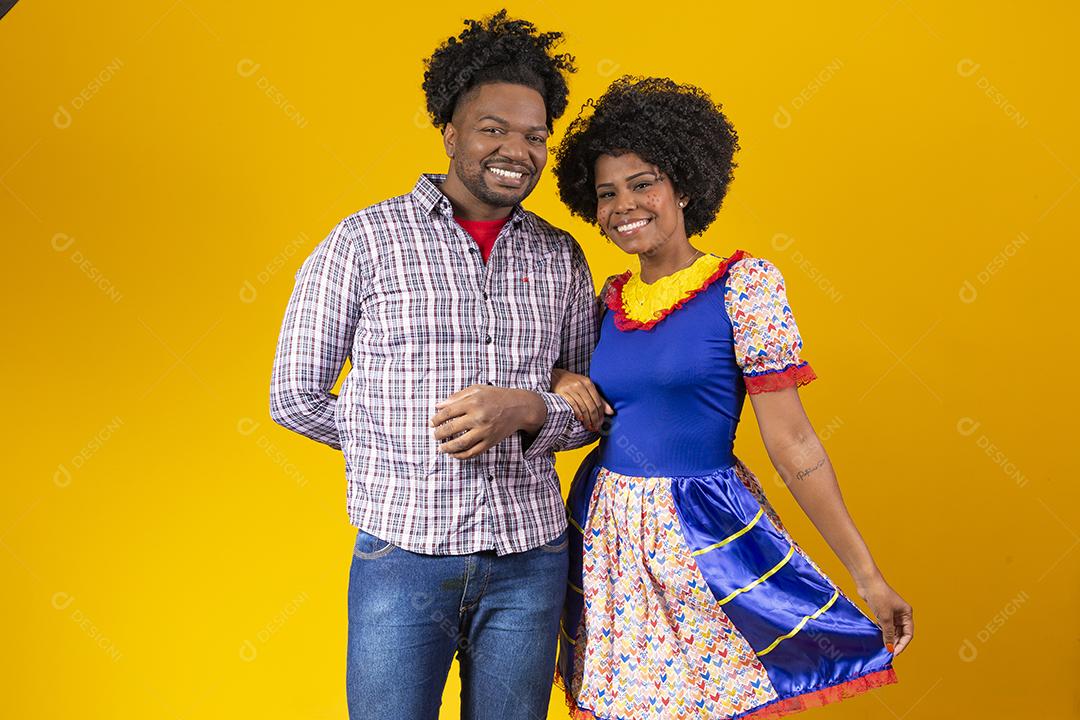 Casal Afro com cabelo afro e roupa de festa junina