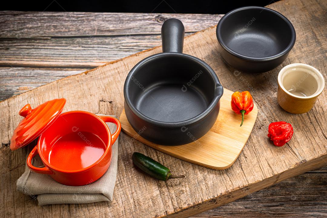 Panelas de feijoada preparadas na mesa decorada