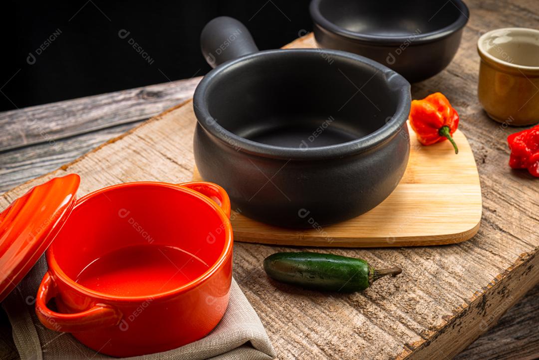 Panelas de feijoada preparadas na mesa decorada
