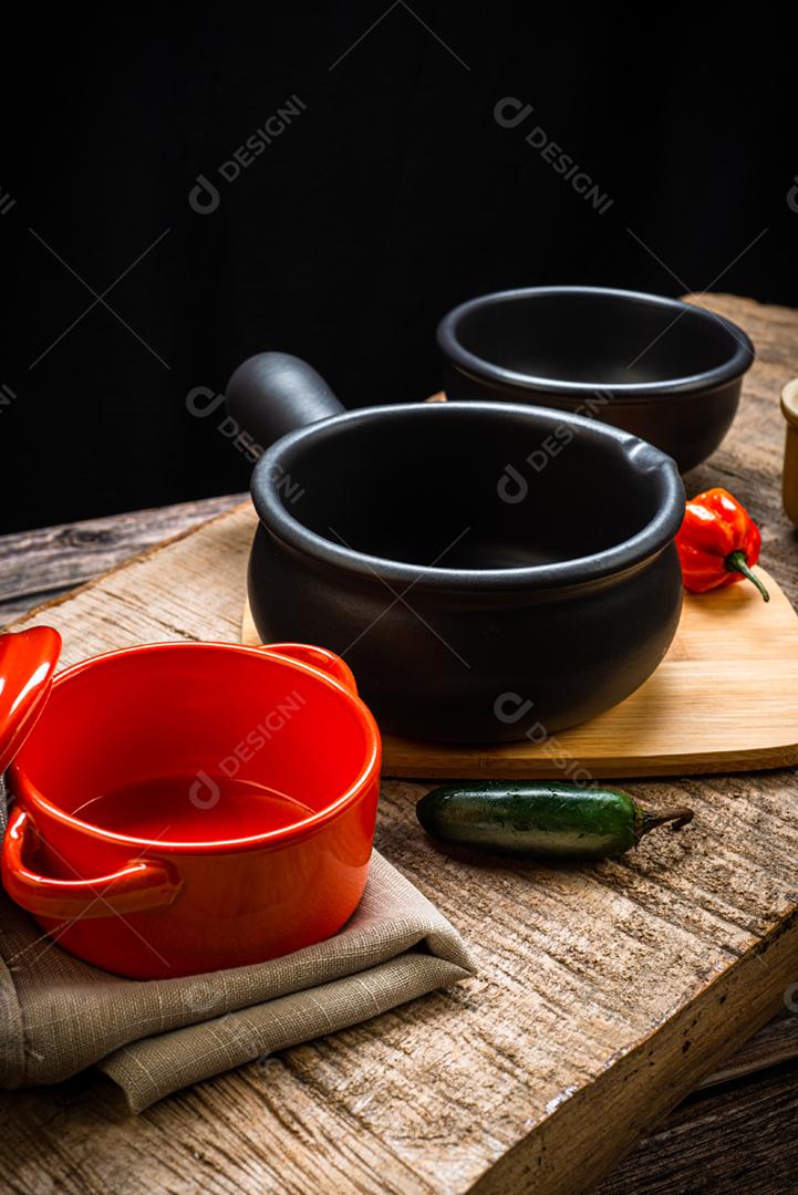Panelas de feijoada preparadas na mesa decorada