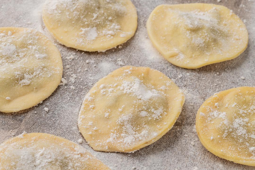 Raviolonis recheados crus ou raviolis com farinha com ingredie