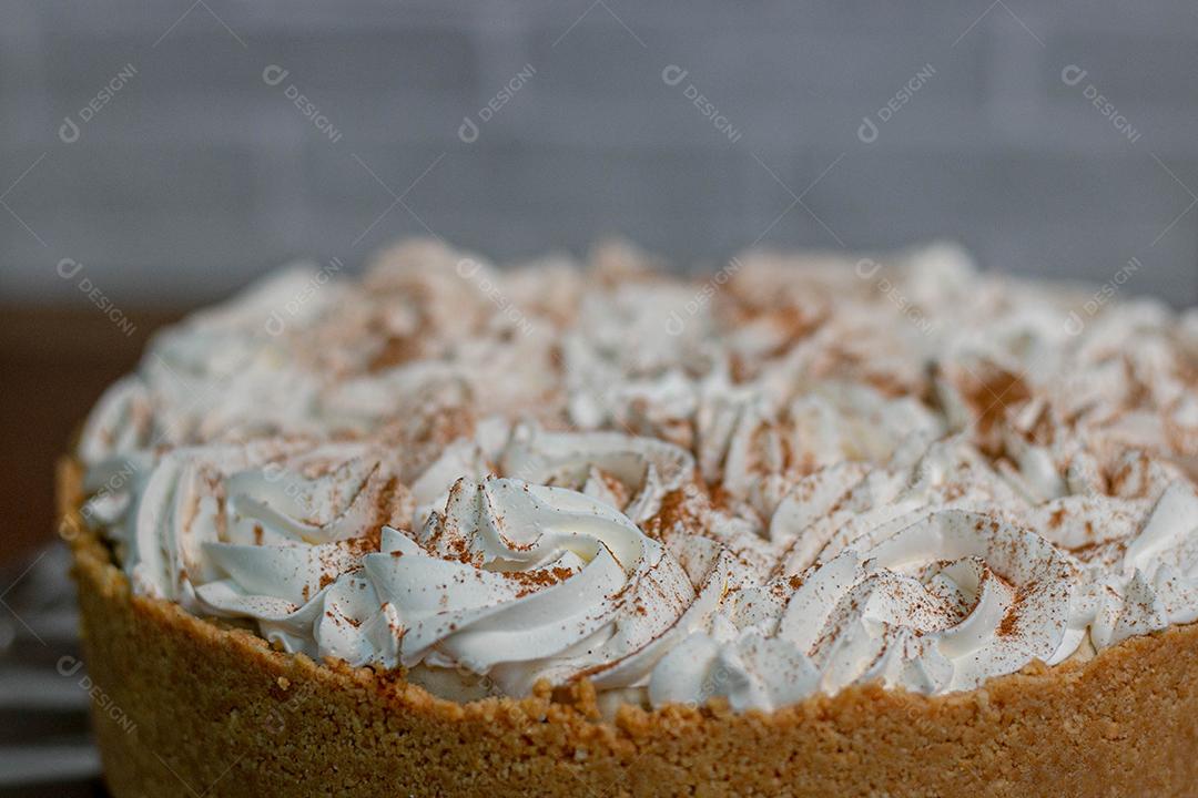 Bolo com casca crocante e recheio de chantilly