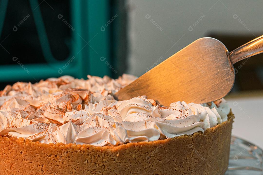 Bolo com casca crocante e recheio de chantilly