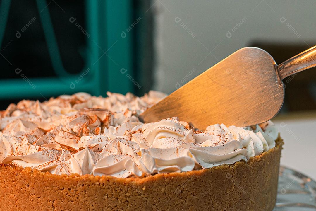 Bolo com casca crocante e recheio de chantilly