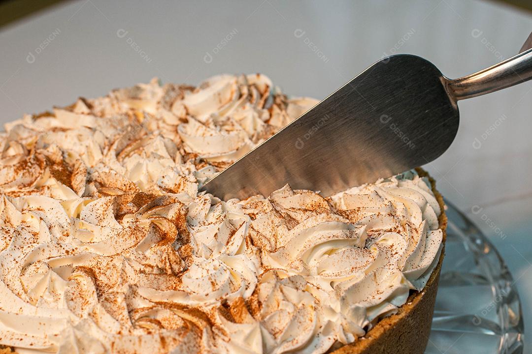 Bolo com casca crocante e recheio de chantilly