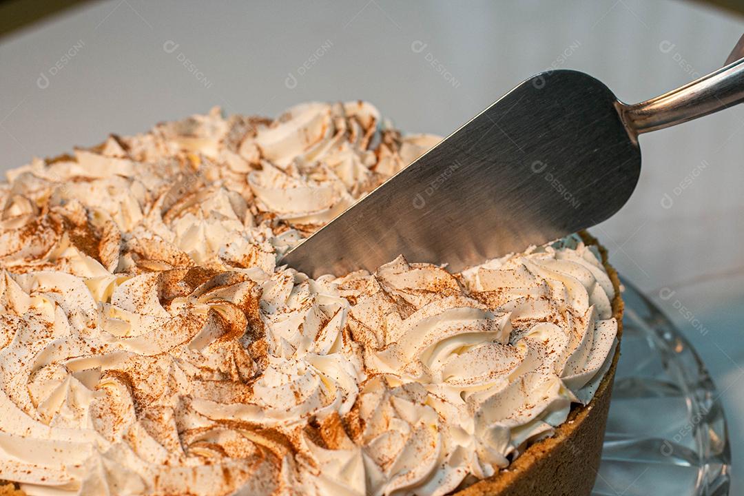 Bolo com casca crocante e recheio de chantilly