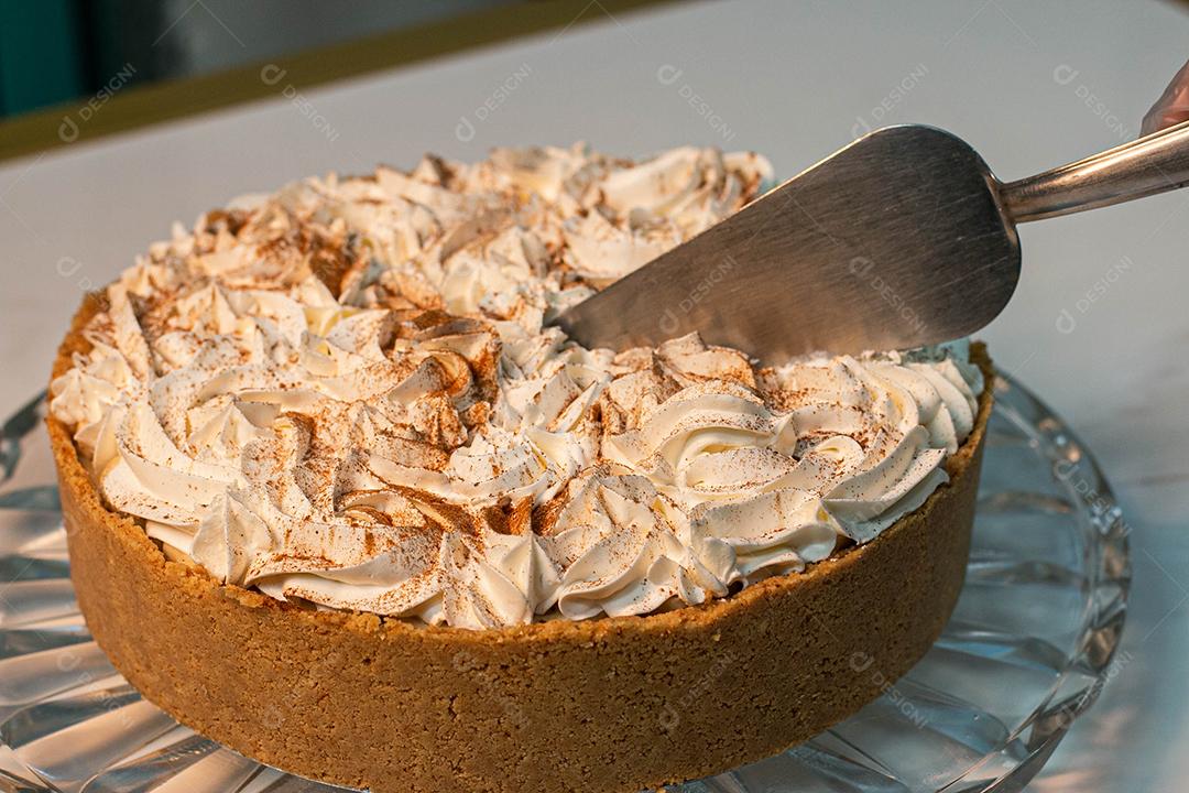 Bolo com casca crocante e recheio de chantilly