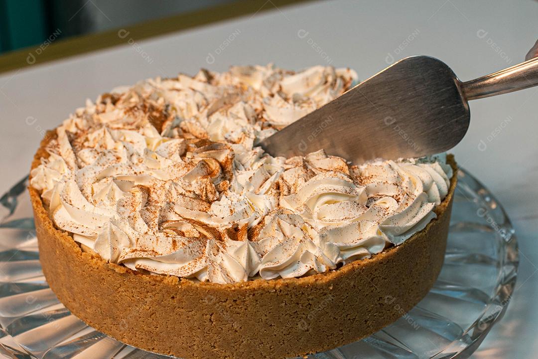 Bolo com casca crocante e recheio de chantilly