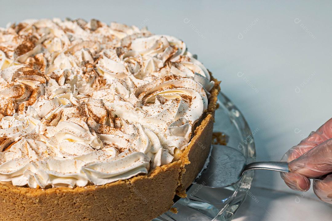 Bolo com casca crocante e recheio de chantilly