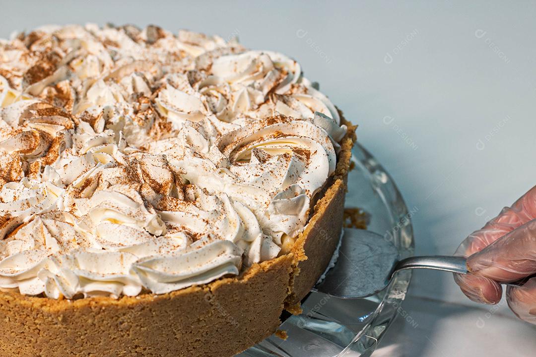 Bolo com casca crocante e recheio de chantilly