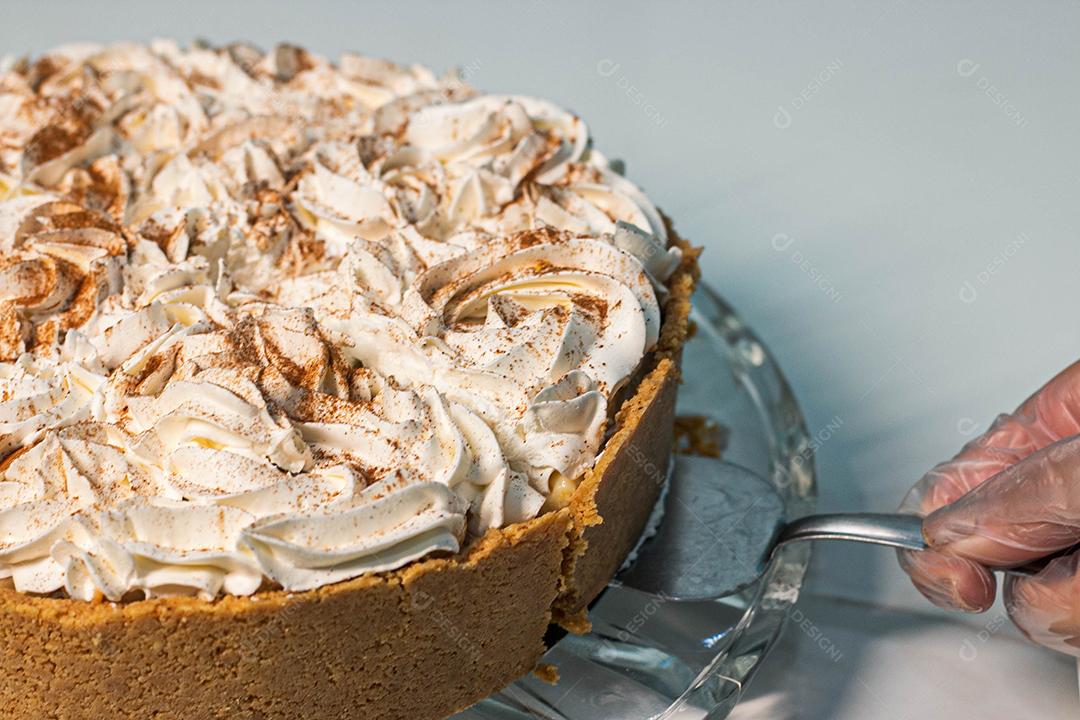 Bolo com casca crocante e recheio de chantilly