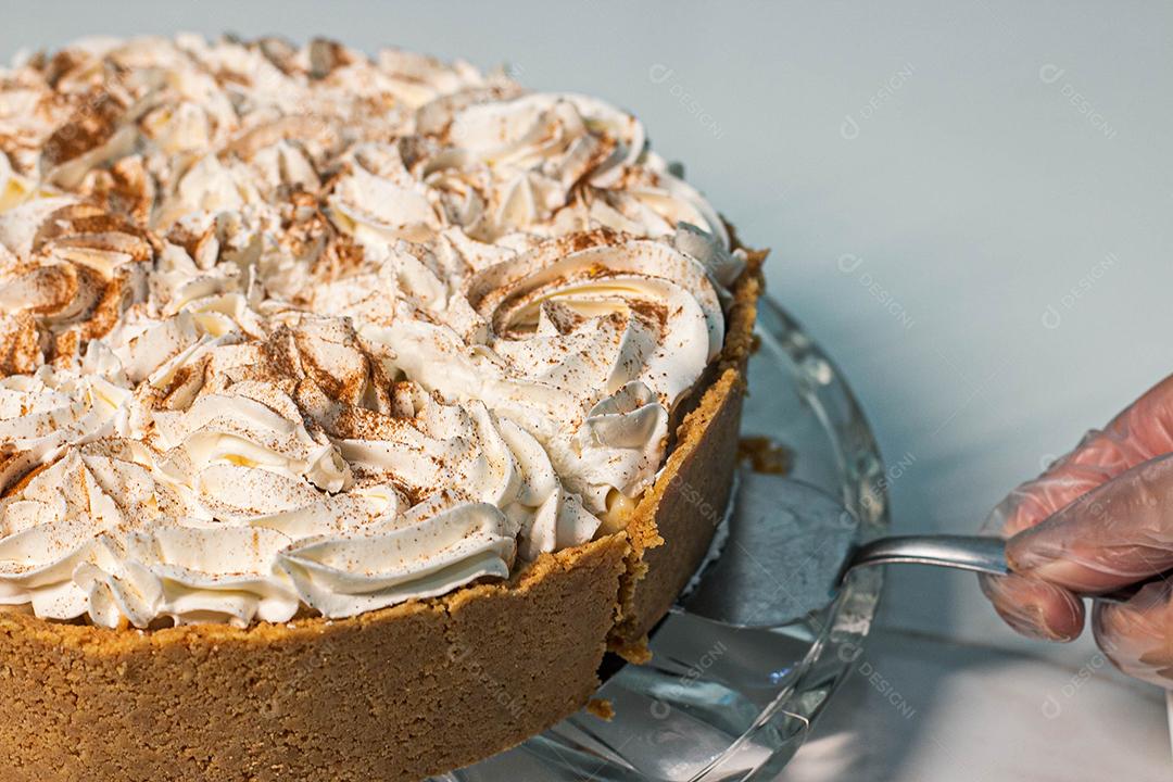 Bolo com casca crocante e recheio de chantilly