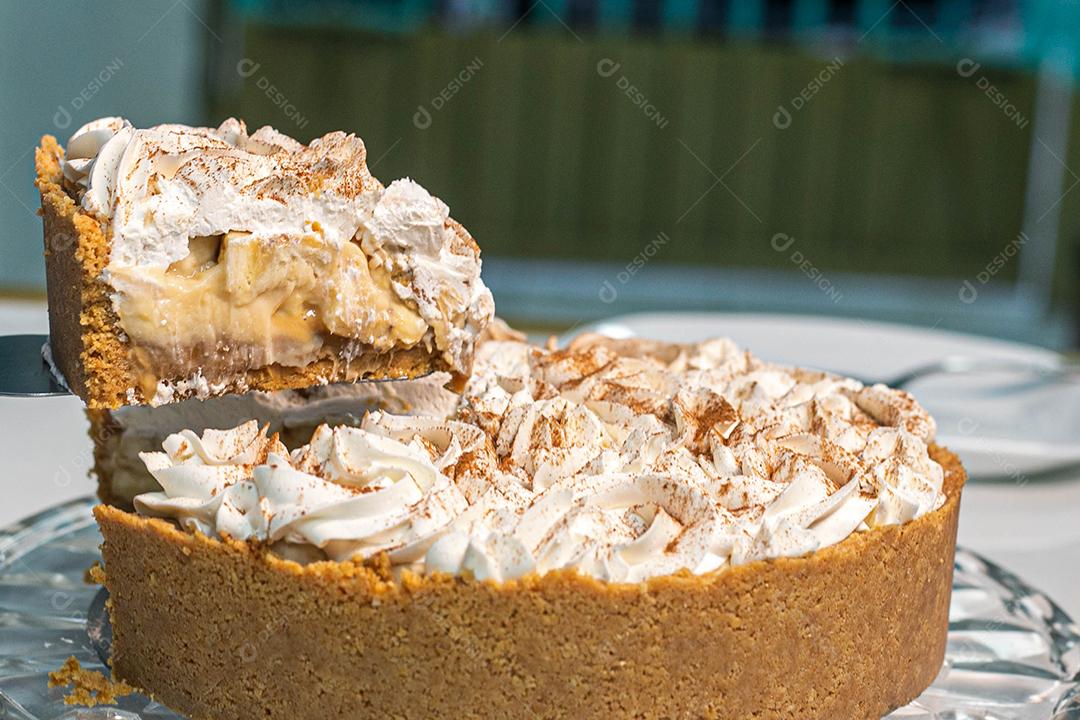 Bolo com casca crocante e recheio de chantilly