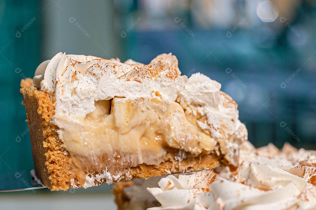 Bolo com casca crocante e recheio de chantilly