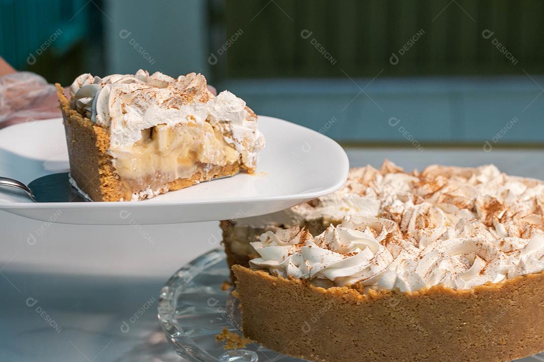 Bolo com casca crocante e recheio de chantilly