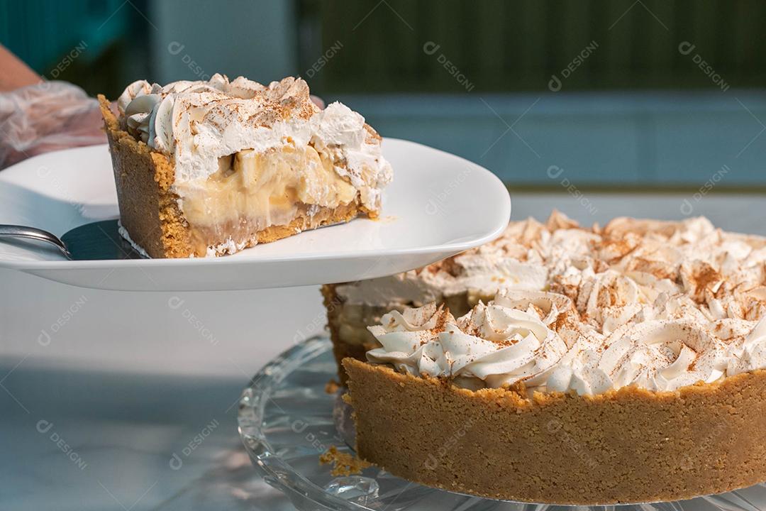 Bolo com casca crocante e recheio de chantilly