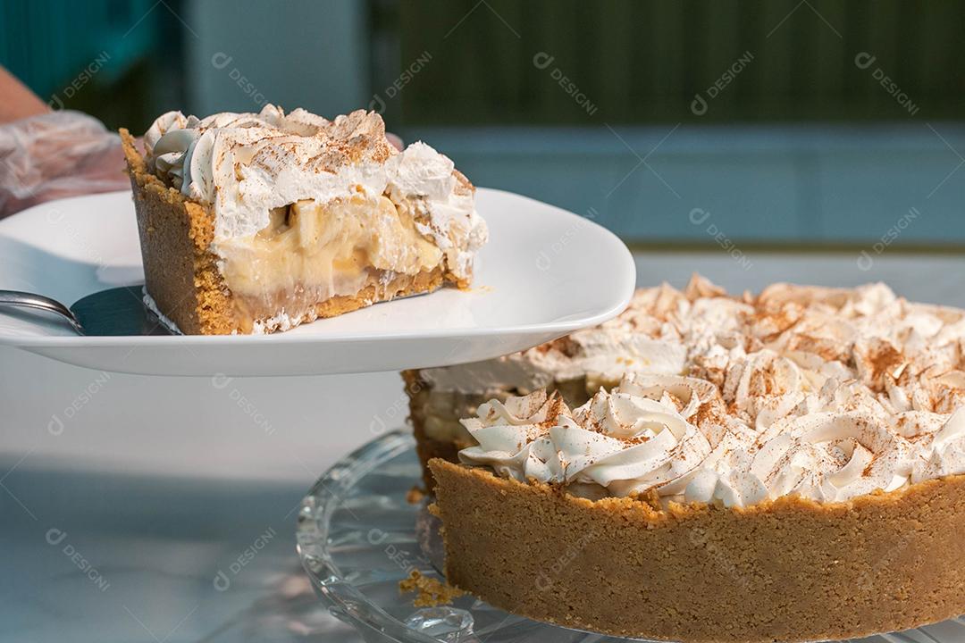 Bolo com casca crocante e recheio de chantilly