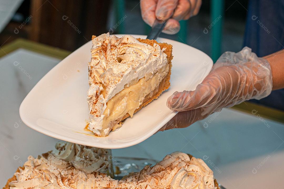 Bolo com casca crocante e recheio de chantilly