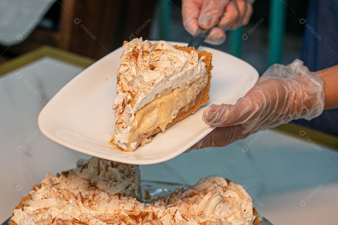 Bolo com casca crocante e recheio de chantilly