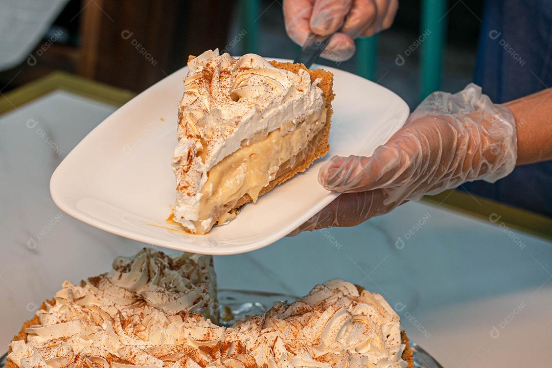 Bolo com casca crocante e recheio de chantilly