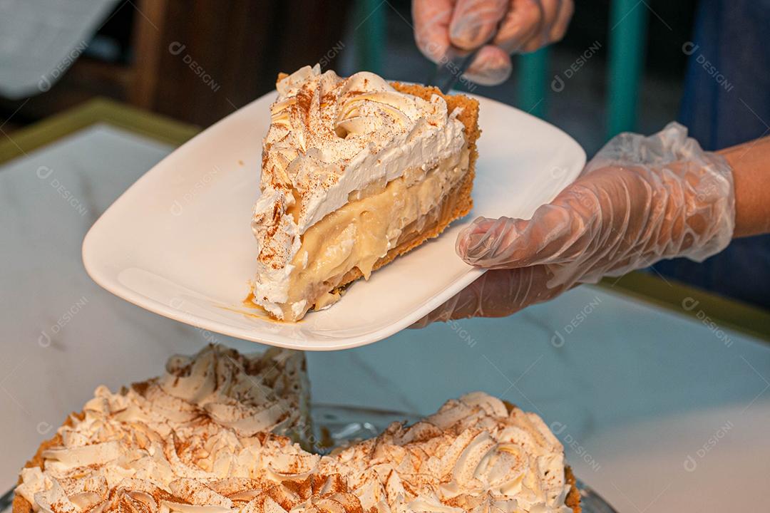 Bolo com casca crocante e recheio de chantilly