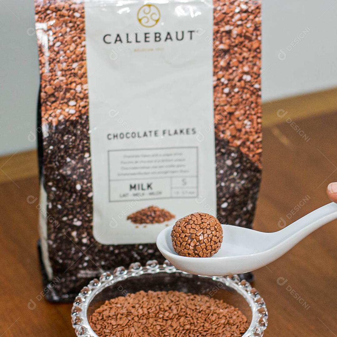 Pacote de granulados ao lado de colher com brigadeiro