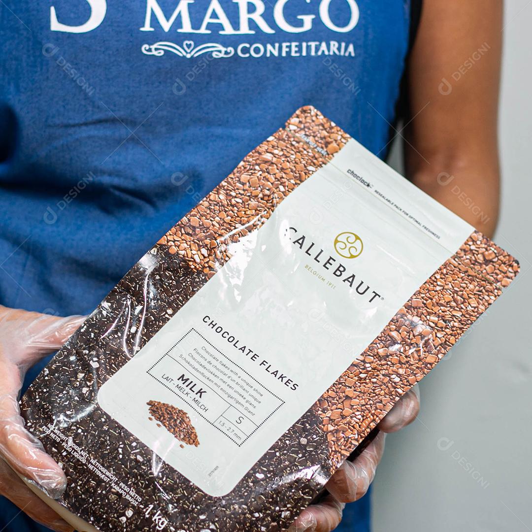 Pessoa Segurando pacote de confetes de brigadeiro