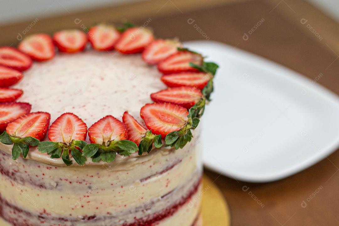 Bolo com recheio de morango com cobertura de chantilly, morangos por cima decorativo fundo desfocado