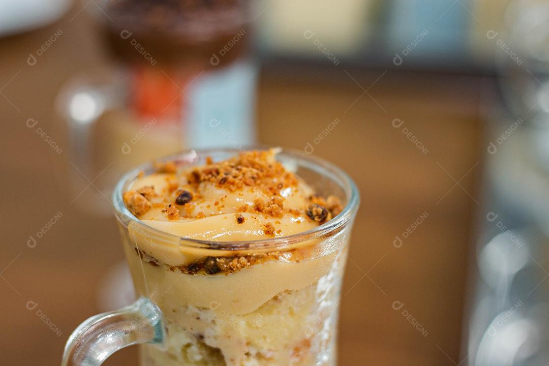 Bolo em copo de vidro de caramelo em cima de mesa