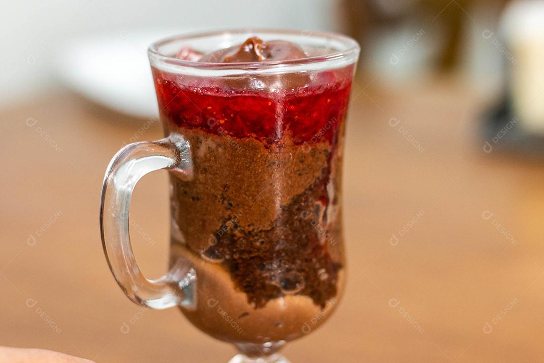 Bolo em copo de vidro de Morango e chocolate em cima de mesa